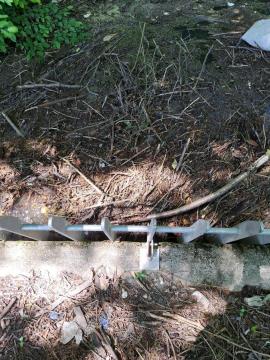 Čiščenje naplavin - odpadki ne sodijo v struge. Foto: HNG